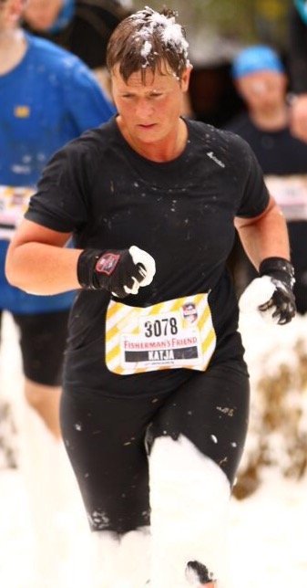 Katja beim Hindernislauf mit Startnummer, Wasser spritzt